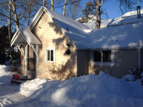 Гостиница Holiday Lodge Cabins, Бэнфф